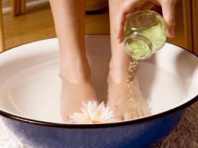 Vaporizzare i piedi prima di usare i rimedi popolari per l'onicomicosi