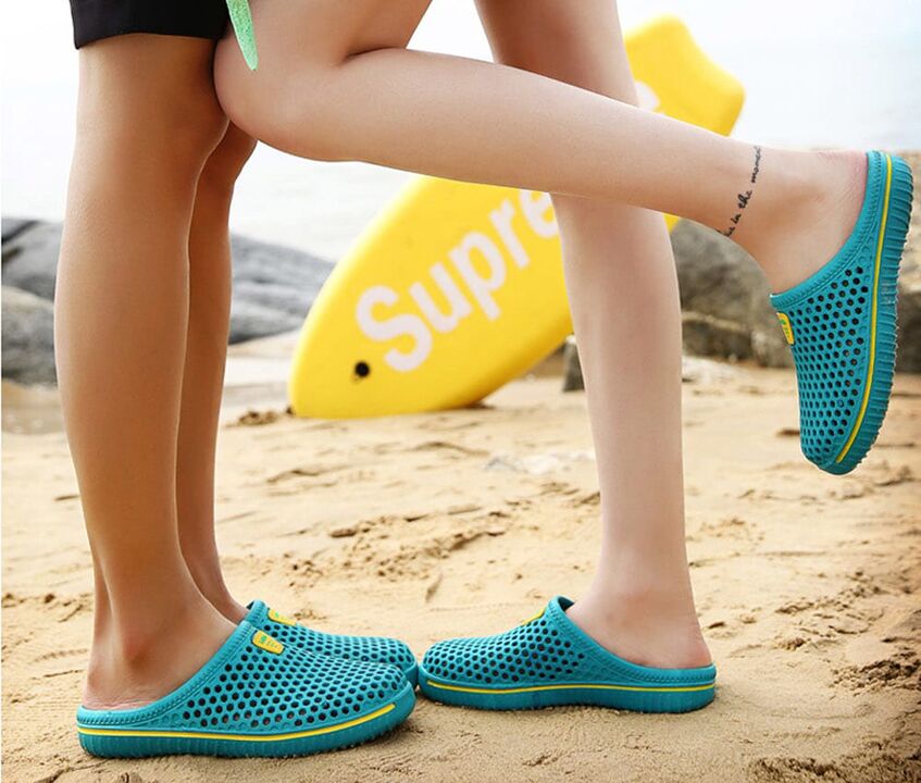 Per prevenire le infezioni fungine, è necessario indossare le pantofole quando si cammina sulla spiaggia. 